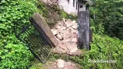 नैनीताल: शेर का डांडा वार्ड-2 लेक व्यू कॉटेज निवासी एक व्यक्ति के पुराने आवास की दीवार बारिश के चलते हुई क्षतिग्रस्त