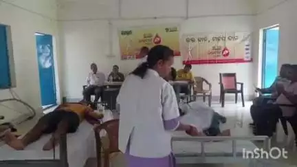 ଫୁଲବାଣୀ ସହର: ରଟିଙ୍ଗିଆ ଗ୍ରାମ ପଞ୍ଚାୟତ ସଭାଗୃହରେ ସମ୍ବାଦ ଆମ ଓଡ଼ିଶା ପକ୍ଷରୁ ସ୍ବେଚ୍ଛାକୃତ ରକ୍ତଦାନ ଶିବିର ଆୟୋଜିତ