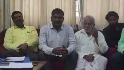 ಲಕ್ಷ್ಮೇಶ್ವರ: ದರ್ಗಾ ಕಮಿಟಿ ಹಣದಿಂದ ಸಿಸಿ ರಸ್ತೆ ನಿರ್ಮಾಣ ಆಗುತ್ತಿಲ್ಲ, ಬೆಂಕಿ ಹಚ್ಚಬೇಡಿ: ಪಟ್ಟಣದಲ್ಲಿ ಶಾಸಕ ಲಮಾಣಿ ವಿರುದ್ದ ಆಕ್ರೋಶ