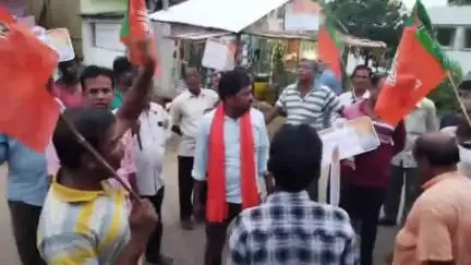 ময়ূরেশ্বর ২: রাজ্যে নারী সুরক্ষার দাবি তুলে লোকপাড়ায় BJP-র বিক্ষোভ মিছিল