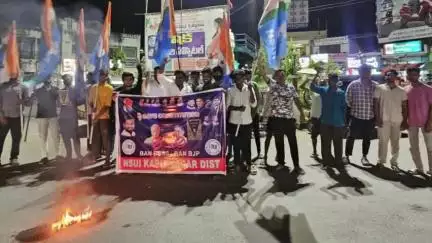 జమ్మికుంట: రాజ్యాంగంపై వివాదాస్పద వ్యాఖ్యలు చేసిన RSS జనరల్ సెక్రెటరీ దత్తాత్రేయ హోసబాలే దిష్టిబొమ్మను పట్టణంలో దగ్ధం చేసిన NSUI నేతలు