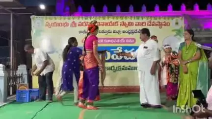 పూతలపట్టు: కాణిపాకం ఆలయ పుష్కరిణి వద్ద కళా నివేదనలో భక్తులను ఆకట్టుకున్న కూచిపూడి, భరతనాట్యం