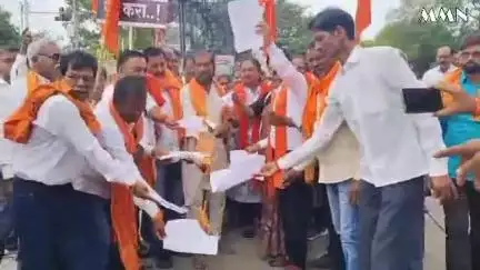 वर्धा: पहिलीपासून हिंदी भाषा सक्तीच्या विरोधात शिवसेना ठाकरे पक्ष आक्रमक, शहरातील शिवाजी चौकात शासन निर्णयाची केली होळी
