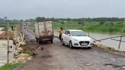 ইলামবাজার: বৃষ্টির জেরে ভেঙে গিয়েছিল জয়দেব কেন্দুলি ফেরিঘাটের রাস্তা, রাস্তা মেরামতির পর সচল হল যানচলাচল