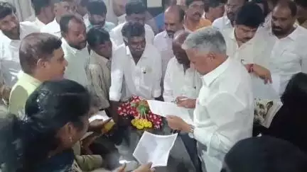 ತುಮಕೂರು: ನಗರದಲ್ಲಿ ಜನರ ಅಹವಾಲು ಸ್ವೀಕರಿಸಿದ ಕೇಂದ್ರ ಸಚಿವ ಸೋಮಣ್ಣ, ಸಾದರ ವಿದ್ಯಾರ್ಥಿ ನಿಲಯದಲ್ಲಿ 'ಮನ್ ಕಿ ಬಾತ್' ವೀಕ್ಷಣೆ
