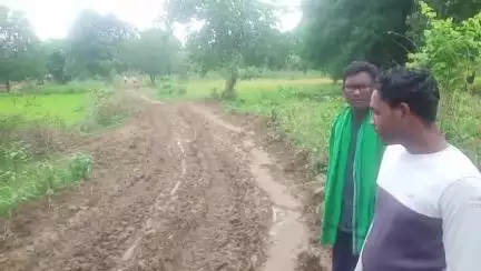 ନର୍ଲା: ସ୍ୱାଧୀନତାର ୭୮ ବର୍ଷ ପରେ ମଧ୍ୟ ମୌଳିକ ସୁବିଧାରୁ ବଞ୍ଚିତ କୁନ୍ଦେଇଝରନ ଗ୍ରାମବାସୀ, ଗାଁକୁ ନାହିଁ ପକ୍କା ରାସ୍ତା #jansamasya