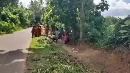 মোহনপুর: সিমনার 4 নং ওয়ার্ডে MGNREGA-র শ্রমিকদের কাছ থেকে টাকা নিয়ে পেশাদার শ্রমিকদের দিয়ে করানো হচ্ছে কাজ