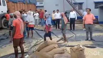 जामताड़ा: एफसीआई के अधिकारी ने चाकरी गोदाम का किया निरीक्षण, घटिया अनाज मामले में दोषियों पर होगी कार्रवाई