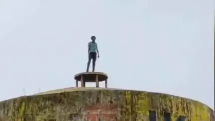 सतवास: सतवास में फ़िल्मी स्टाइल में पानी की टंकी चढ़ा नशे में धुत एक युवक, पुलिस ने बचाई जान