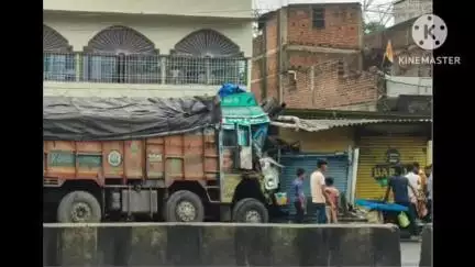 बरही: गया रोड स्थित मुमताज गैरेज के समीप ट्रक ने मकान में मारी टक्कर, कोई हताहत नहीं
