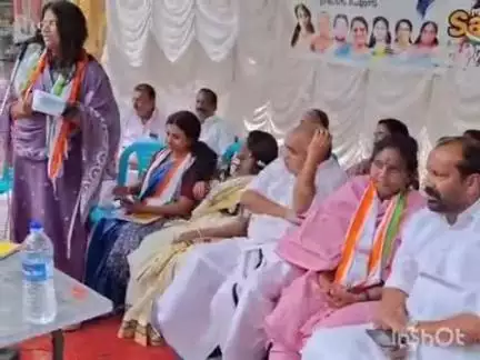 കുട്ടനാട്: ജെബി മേത്തർ എം.പി നയിക്കുന്ന മഹിളാ സാഹസ് യാത്രയ്ക്ക് വീയപുരം കോയിക്കൽ ജങ്ഷനിൽ സ്വീകരണം