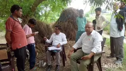 भोगांव: ग्राम अठलकडा में कोल्ड ड्रिंक पीने से बीमार हुए बच्चों के मामले में खाद्य विभाग की टीम ने गांव पहुंचकर लिए सैंपल