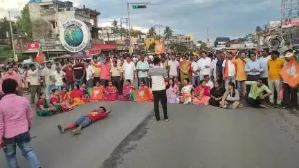 নাকাশিপাড়া: ল'কলেজের ছাত্রীকে গণধর্ষণের প্রতিবাদ করতে গিয়ে গ্রেপ্তার BJP-র রাজ্য সভাপতি, বেথুয়াডহরিতে পথ অবরোধ ও বিক্ষোভ BJP-র