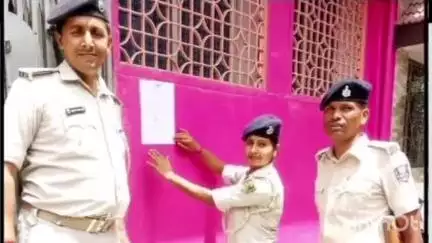 मुंगेर: वासुदेवपुर थाना पुलिस ने नामजद अभियुक्त के घर पर इश्तिहार तामील किया