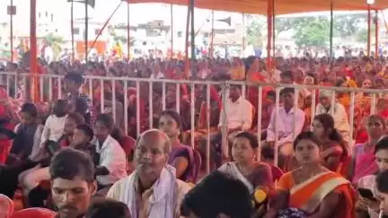 हज़ारीबाग: हजारीबाग सांसद मनीष जायसवाल ने कटकम दाग से सांसद तीर्थ दर्शन यात्रा के लिए 180 यात्रियों को किया रवाना