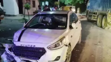 आबू रोड: आबूरोड के मावल चौकी के पास ट्रेलर ने अनियंत्रित होकर बैरिकेड्स और कारों को मारी टक्कर, सड़क हादसे में चालक हुआ घायल