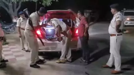 रामगढ़ चौक: नूनगढ़ चेकपोस्ट पर पुलिस ने की सघन वाहन जांच, अवैध कारोबारियों में मचा हड़कंप
