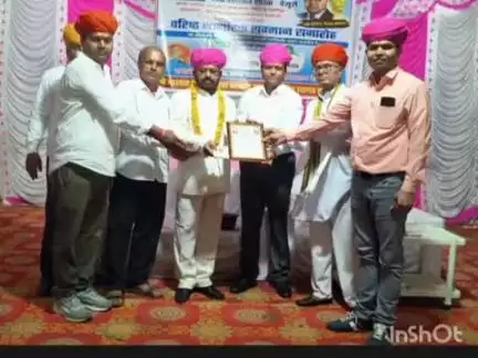 देसूरी: देसूरी में वरिष्ठ नागरिक सम्मान समारोह, 95 सेवानिवृत्त कर्मचारियों और अधिकारियों का माला-साफा से सम्मान