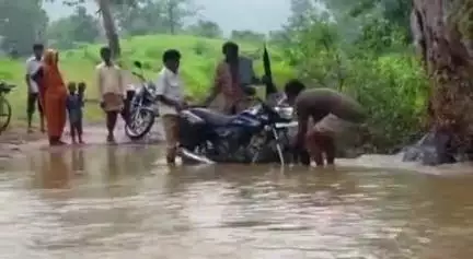 ओडगी: सूरजपुर जिले के बिहरपुर क्षेत्र में तेज बारिश से खीरो नदी में तूफान, जान जोखिम में डालकर ग्रामीण कर रहे हैं आना-जाना