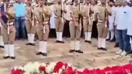 अमरावती: लालखडी येथील कब्रस्थानात एएसआय कलामभाई यांच्यावर शासकीय इतमामात अंत्यसंस्कार; नवसारी हत्या प्रकरणाने पोलिस दलात खळबळ