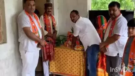 तुलसीपुर: गैंडाहवा में विधायक कैलाश नाथ शुक्ला ने कार्यकर्ताओं के साथ सुना प्रधानमंत्री का 'मन की बात' कार्यक्रम