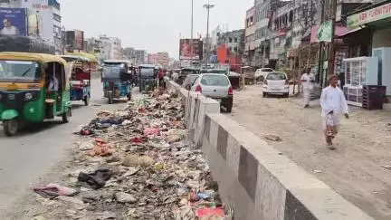 কালিয়াচক ২: কালিয়াচক চৌরঙ্গীতে জাতীয় সড়কের ওপরেই আবর্জনার স্তূপ, দুর্গন্ধে নাজেহাল অবস্থা পথযাত্রীদের।
#janasamasya