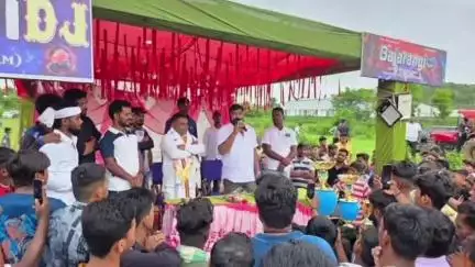 ଧରାକୋଟ: ବାଲିପଡ଼ା ଠାରେ ଆୟୋଜିତ କ୍ରିକେଟ ଟୁର୍ନାମେଣ୍ଟ କୁ ଉଦଘାଟନ କଲେ ସାନଖେମୁଣ୍ଡି ବିଧାୟକ