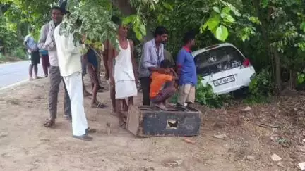 हसनगंज: थाना औरास क्षेत्र के उन्नाव संडीला मार्ग पर सीमऊ गांव के पास कार की टक्कर से बाइक सवार युवक घायल