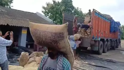 हज़ारीबाग: एफसीआई गोदाम जामताड़ा में घटिया चावल पहुंचने पर भारतीय खाद्य निगम ने ठेकेदार पर कार्रवाई का दिया आदेश