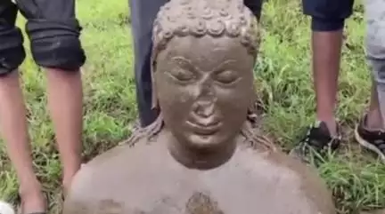 देपालपुर: देपालपुर तहसील के जलोदिया में मिली भगवान बुद्ध की मूर्ति, ग्रामीणों ने प्राचीन धार्मिक स्थान होने का किया दावा