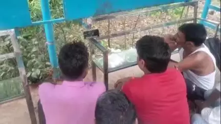 खुजनेर: रामपुरिया में भाजपा कार्यकर्ताओं ने प्रधानमंत्री नरेंद्र मोदी के 'मन की बात' कार्यक्रम का प्रसारण सुना