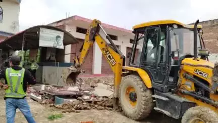 मछलीशहर: जंघई बाईपास निर्माण के लिए बुलडोजर चला, अवरोध हटाया गया