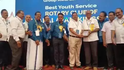 கோவில்பட்டி: கதிரேசன் கோவில் சாலையில் உள்ள தனியார் திருமண மண்டபத்தில் ரோட்டரி சங்கம் சார்பில் விருது வழங்கும் நிகழ்ச்சி