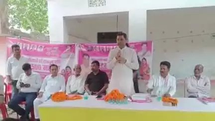 गोरौल: कटरमाला पंचायत के वसीपुर टोला में कांग्रेस पार्टी द्वारा महिला सभा का आयोजन
