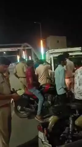 खगड़िया: एसपी के निर्देश पर शहर के रेलवे ओवरब्रिज पर चलाया गया गहन वाहन जांच अभियान