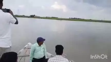 मधेपुर: कोसी नदी ने बदली दिशा, गढ़गांव पंचायत के गोबरगढ़ा नया टोला में कटाव शुरू, डीएम के आदेश पर अभियंताओं ने किया निरीक्षण