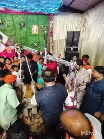 बैकुंठपुर: ओडगी में दुर्गा पंडाल के सेड लोकार्पण कार्यक्रम में विधायक भैयालाल राजवाड़े का लड्डू से तौलकर किया गया स्वागत