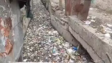 नगर के बुगरासी मार्ग पर गंदगी से भरा नाला, लोग परेशान, बीमारियों को दे रहा है न्योता