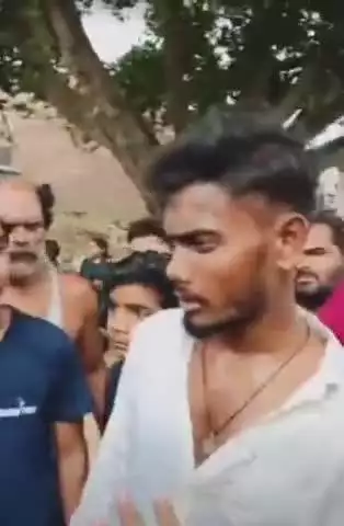 फतेेहपुर: बन्नी सुलेमाबाद गांव में ग्रामीणों ने बच्चा चोर समझकर दो संदिग्ध युवकों को पकड़ा