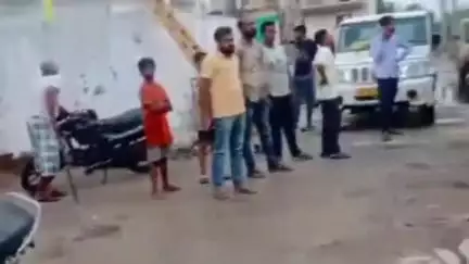 आबू रोड: आबूरोड के गांधीनगर गुरुद्वारा के पास विद्युत पोल में करंट लगने से नंदी की मौत, विभाग के अधिकारी पहुंचे