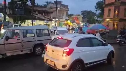 कोंडागांव: कोंडागांव घड़ी चौक में सब्जी विक्रेताओं की मनमानी से रोजाना लग रहा जाम, वीडियो आया सामने