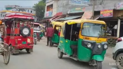 मंझनपुर: आदर्श नगर पंचायत करारी में वाहन स्टंड बेमानी, आड़ा-तिरछा वाहनों से लग रहा जाम, व्यापारियों की बढ़ी समस्या