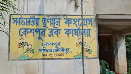 কেশপুর: কেশপুর ব্লকে বহু রাস্তা বেহাল !  মেরামতির জন্য মোরাম খাদানের ব্যবহারের অনুমতি চাইতে জেলা প্রশাসনের  দারস্ত হচ্ছে শাসক দল