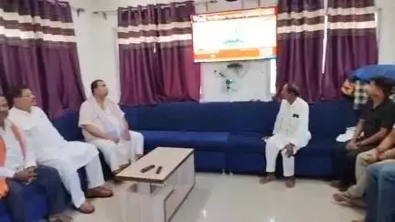 कुरसाकांटा: बटरहा में आपदा प्रबंधन मंत्री विजय कुमार मंडल ने भाजपा नेताओं के साथ सुना 'मन की बात' का 123वां एपिसोड