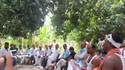 पारू: कोइरिया निजामत गांव में माली मालाकार कल्याण समिति के शिष्य मंडल ने जितेंद्र भगत हत्याकांड के पीड़ित परिवार से की भेंट