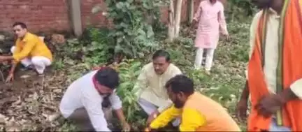 कोरांव: विधायक राजमणि कोल ने अपने बूथ धौखर में मां के नाम पौधरोपण किया, श्यामा प्रसाद मुखर्जी को याद कर उद्बोधन दिया