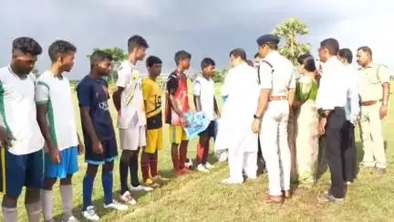 মঙ্গলকোট: মঙ্গলকোটের লালডাঙ্গা মাঠে পুলিশের উদ্যোগে আয়োজিত মৈত্রী কাপের চ্যাম্পিয়ন হল কৃষ্ণপুর একাদশ, উপস্থিত MLA ও SDPO
