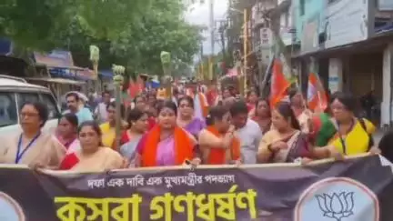 শান্তিপুর: শান্তিপুরের ফুলিয়ায় কসবা ল কলেজের ছাত্রীর গণধর্ষণ নিয়ে মশাল জ্বালিয়ে বিক্ষোভ বিজেপির