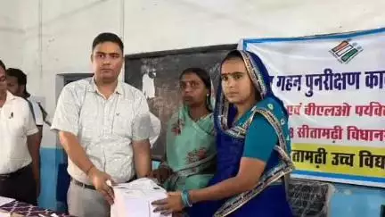 डुमरा: डुमरा में मतदाता सूची के विशेष गहन पुनरीक्षण 2025 को लेकर प्रशिक्षण सह समीक्षा बैठक आयोजित