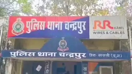 लटेसरा गांव के स्वागत द्वार के सामने कार की ठोकर से बच्चे और मां को आई चोट, ठोकर मारने वाले के खिलाफ दर्ज हुआ केस